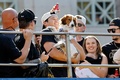 24MLBワールドシリーズ制覇を果たし、愛犬デコピンを抱いて優勝パレードに臨むロサンゼルス・ドジャースの大谷翔平（中央、2024年11月1日撮影）。(c)Kevork Djansezian/Getty Images/AFP