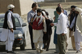 2007年8月29日、アフガニスタンのガズニ州（Ghazni）で、イスラム原理主義勢力タリバン（Taliban）による拘束から第2陣として解放された韓国人人質。(c)AFP/ SHAH MARAI