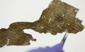 死海文書の断片を取り扱うイスラエル考古学庁職員。エルサレムで（2020年6月2日撮影）。(c)MENAHEM KAHANA / AFP