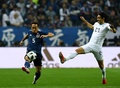 サッカー国際親善試合、日本対ウルグアイ。ボールを競る日本の長友佑都（左）とウルグアイのエディンソン・カヴァーニ（2018年10月16日撮影）。(c)AFP PHOTO / TOSHIFUMI KITAMURA