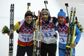 ソチ冬季五輪、バイアスロン男子20キロ個人決勝。表彰式に臨むエリック・レサー（Erik Lesser）、マルタン・フールカデ（Martin Fourcade）、エフゲニー・ガラニチェフ（Evgeniy Garanichev、2014年2月13日撮影）。(c)AFP/PIERRE-PHILIPPE MARCOU