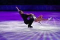 ソチ冬季五輪、フィギュアスケート・エキシビションの演技に臨むナタリー・プシャラ（Nathalie Pechalat）/ファビアン・ブルザ（Fabian Bourzat）組（2014年2月22日撮影）。(c)AFP/ADRIAN DENNIS