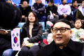 平昌冬季五輪のアイスホッケー女子1次リーグで、南北合同チーム対日本の試合を観戦する金正恩（キム・ジョンウン）朝鮮労働党委員長のそっくりさんのハワードXさん（2018年2月14日撮影）。(c)Brendan Smialowski / AFP
