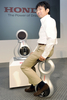 都内のホンダ（Honda Motor）本社で電動式一輪車の試作機「U3-X」を披露する社員（2009年9月24日撮影）。(c)AFP/Yoshikazu TSUNO