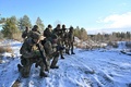 ウクライナの首都キエフ近郊で訓練を受けるウクライナ軍の予備役（2021年12月25日撮影）。(c)Sergei SUPINSKY / AFP