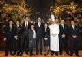 3月2日に都内に開業する外資系高級ホテル「シャングリ・ラ ホテル東京（Shangri-La Hotel Tokyo）」の報道陣公開で撮影に応じるウルフガング・クルーガー（Wolfgang Krueger）総支配人（中央）らスタッフ（2009年2月26日撮影）。(c)AFP/TOSHIFUMI KITAMURA