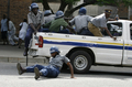 ジンバブエの首都ハラレ（Harare）で、医師や看護師らによる抗議デモを解散させる警官隊（2008年12月3日撮影）。(c)AFP/Desmond Kwande
