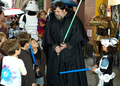 ニューヨーク国際子ども映画祭（New York International Children&apos;s Film Festival）で開催されたアニメ映画『スター・ウォーズ/クローン・ウォーズ（Star Wars: The Clone Wars）』の特別上映会に登場した、キャラクターに扮する人（2008年8月10日撮影）。(c)AFP/Getty Images/Joe Corrigan