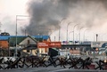 ウクライナの首都キエフで爆発後に立ち上る煙（2022年3月18日撮影）。(c)FADEL SENNA / AFP