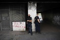 仏ニーム・ピスバン地区を警護する警察官（2023年8月22日撮影）。(c)NICOLAS TUCAT / AFP