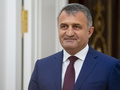 ロシアの首都モスクワで、ウラジーミル・プーチン大統領と会談した南オセチアの指導者アナトリー・ビビロフ氏（2018年8月24日撮影、資料写真）。(c)Alexander Zemlianichenko / POOL / AFP