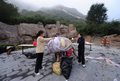 北京（Beijing）北部の八達嶺（Badaling）にある「万里の長城（Great Wall）」で、夜通し行われたレイブパーティーの翌朝に散乱したゴミを片付ける地元住民（2010年9月24日撮影）。(c)AFP/Frederic J. BROWN