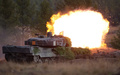 ドイツ北部オステンホルツで軍事演習に参加する同国の主力戦車「レオパルト2」（2022年10月17日撮影）。(c)Ronny Hartmann / AFP