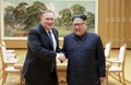 北朝鮮・平壌で握手をする金正恩（キム・ジョンウン）朝鮮労働党委員長（右）とマイク・ポンペオ米国務長官。朝鮮中央通信提供（2018年5月9日撮影、10日公開）。(c)AFP PHOTO/KCNA VIA KNS