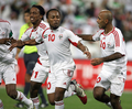 写真は、決勝ゴールを決めてチームメイトの%%Salem Farag%%（右）や%%Faisal Mubarak%%に祝福を受けるマタル（右2）。(c)AFP/RABIH MOGHRABI