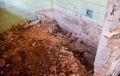 パラグアイ南東部シウダデルエステにある、故アルフレド・ストロエスネル将軍の元住居で、三つの頭蓋骨をはじめとする人骨が発見された浴室（2019年9月13日撮影）。(c)NORBERTO DUARTE / AFP
