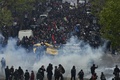 仏パリで行われた労働法改正案への抗議デモで、参加者と衝突する警官隊（2016年4月28日撮影）。(c)AFP/DOMINIQUE FAGET