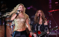 コロンビア出身の歌手シャキーラ（Shakira）が4月29日、アラブ首長国連邦（UAE）アブダビ（Abu Dhabi）で開催されたコンサートに出演した（4月29日撮影）。(c)AFP/KARIM SAHIB