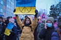 フィンランドの首都ヘルシンキにあるロシア大使館前で、ロシアのウクライナ侵攻に抗議する人々（2022年2月24日撮影）。(c)Alessandro RAMPAZZO / AFP