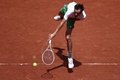 全仏オープンテニス、男子シングルス1回戦。サーブを打つダニール・メドベージェフ（2023年5月30日撮影）。(c)Anne-Christine POUJOULAT / AFP