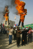 イラク・バグダッド（Baghdad）で、反米デモを行うイスラム教シーア派（Shiite）反米指導者ムクタダ・サドル（Moqtada al-Sadr）師の支持者ら（2008年10月18日撮影）。(c)AFP/ALI YUSSEF