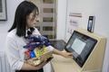 中国・天津の顔認証決済を導入しているスーパー「IFuree Go」で、買い物をする女性（2019年8月21日撮影）。(c)Nicolas ASFOURI / AFP