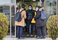 栃木県日光市で警察を訪れたティフェヌ・ベロンさんの兄のダミアンさん（中央）と妹のシビルさん（手前右、2022年12月13日撮影）。(c)Toshifumi KITAMURA / AFP