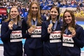 第20回世界水泳選手権、競泳女子4×100メートルメドレーリレー決勝。優勝を喜ぶ米国の選手（2023年7月30日撮影）。(c)Yuichi YAMAZAKI/ AFP
