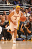 ゴールデンステイト・ウォリアーズ戦でボールを運ぶロサンゼルス・レイカーズのデレク・フィッシャー（%%Derek Fisher%%）。（2008年12月28日撮影）(c)AFP/Getty Images/NBAE/Noah Graham