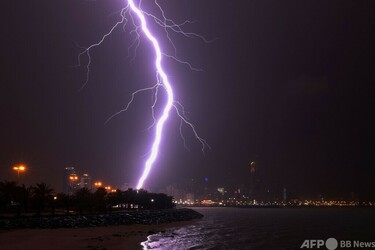 今日の1枚】空を切り裂く特大稲妻 クウェート 写真3枚 国際ニュース