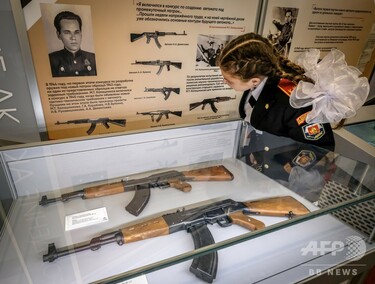 小学生100人超がAK47の分解・組み立て競争、ロシア 写真1枚 国際