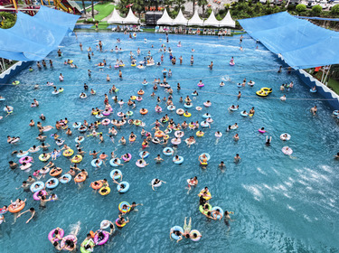 ✮大型プール ✮（涼求め大型プールにぎわう 中国重慶市 写真8枚 国際 