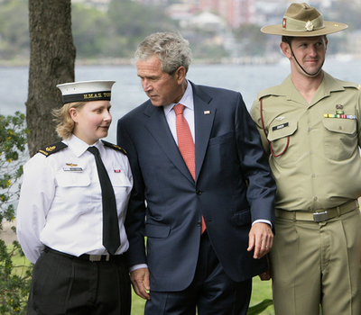 「尻見せ」でブッシュ大統領に抗議、記録更新にも挑戦