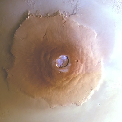 火星の火山の頂に霜 ESA探査機が撮影成功