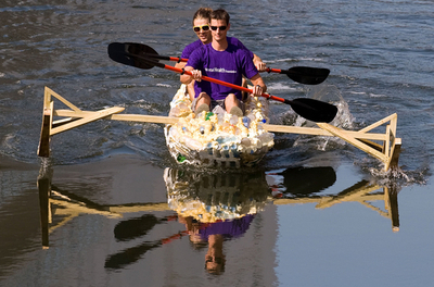 制作5か月、ペットボトルの船で英仏海峡横断にチャレンジ！