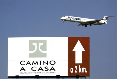 旅客機が滑走路外れる、スペイン・マドリードの空港 死傷者多数