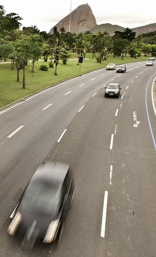 酔って路上で胸見せた少女、車にひかれる
