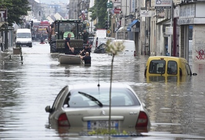 欧州の洪水、独仏で4人の遺体発見 名所の城にも水迫る