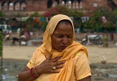 インド貧困層で続く「汚れた血を抜く」治療