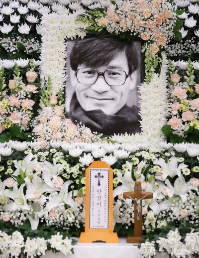 「ゴシップ無縁」…韓国の「国民的俳優」を超えた「国民の先輩」に深まる追悼の声