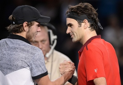 フェデラーが快勝で8強、世界1位奪還目指す パリ・マスターズ