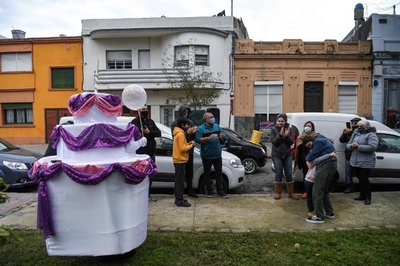 【今日の1枚】15歳に珍プレゼント「ケーキ人間」