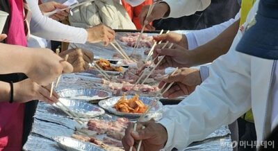 韓国のある11歳児、全身をひねるようにして食べ、こぼすのはなぜ？？