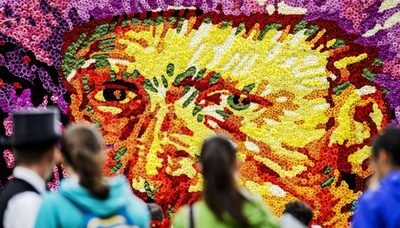 アムステルダムに花のゴッホ自画像、没後125年を記念