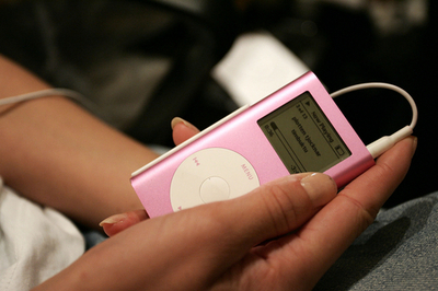 「過激な性表現のある歌詞」は10代のセックスと関連性、米研究