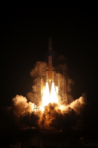 日本のH2Aロケット、初の商業打ち上げに成功