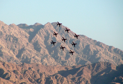 英国空軍のアクロバットチーム、ヨルダンで飛行ショーを披露