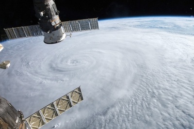 宇宙から見た大型台風13号、台湾・中国で猛威