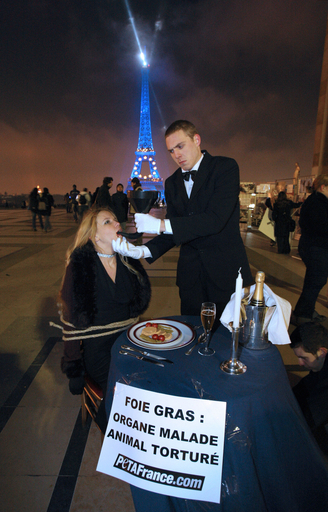 フォアグラの気持ちになって? エッフェル塔の前で生産反対デモ