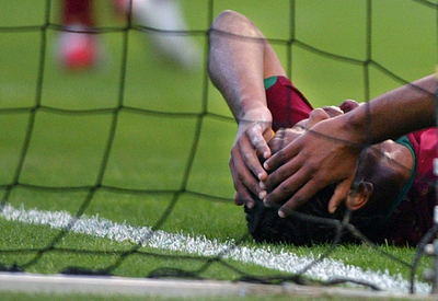 ＜サッカー U21欧州選手権2006＞ピッチに倒れるロランド - ポルトガル